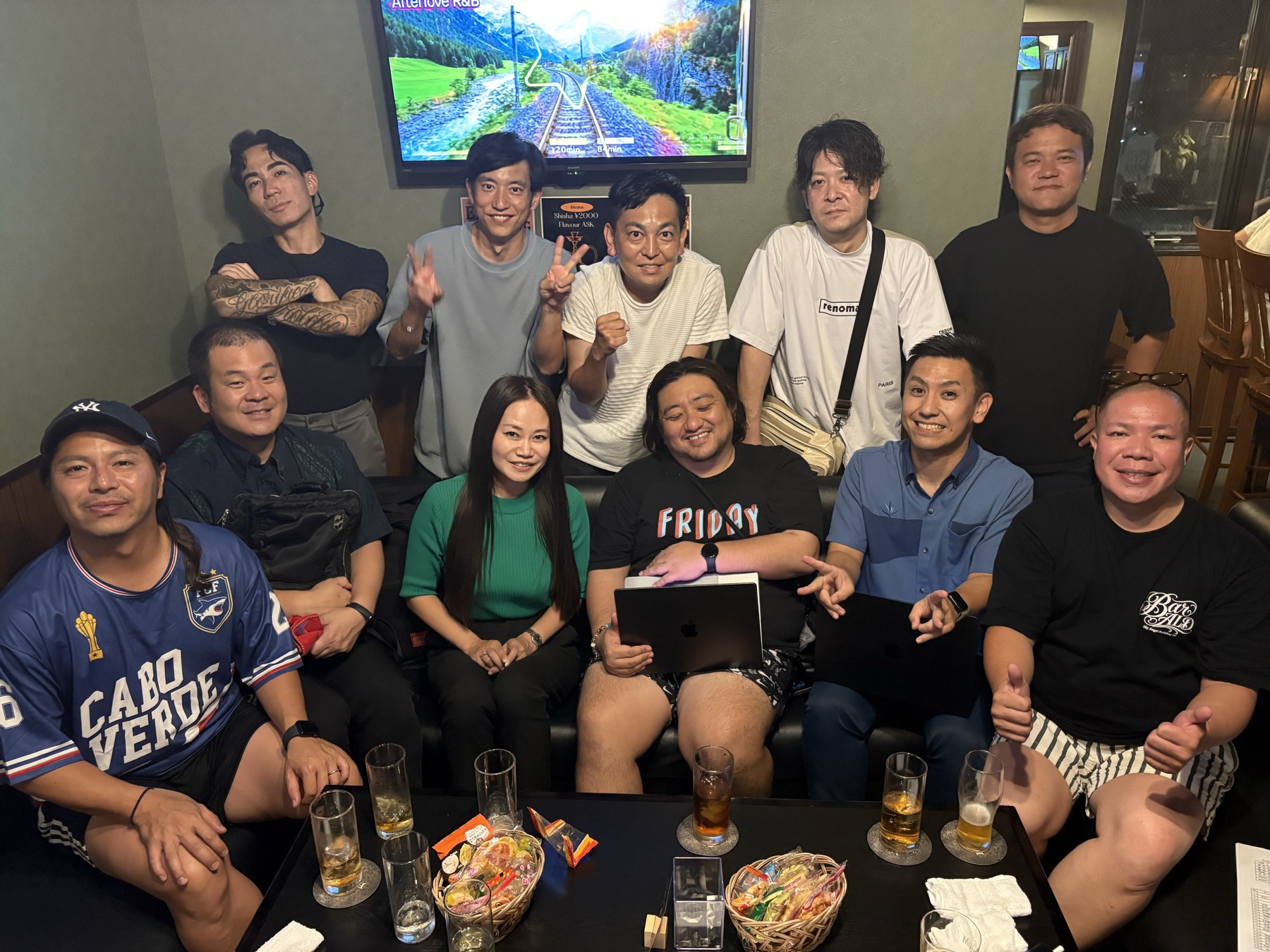 第57期普天間高校同窓会の実行委員会メンバーが集まった様子